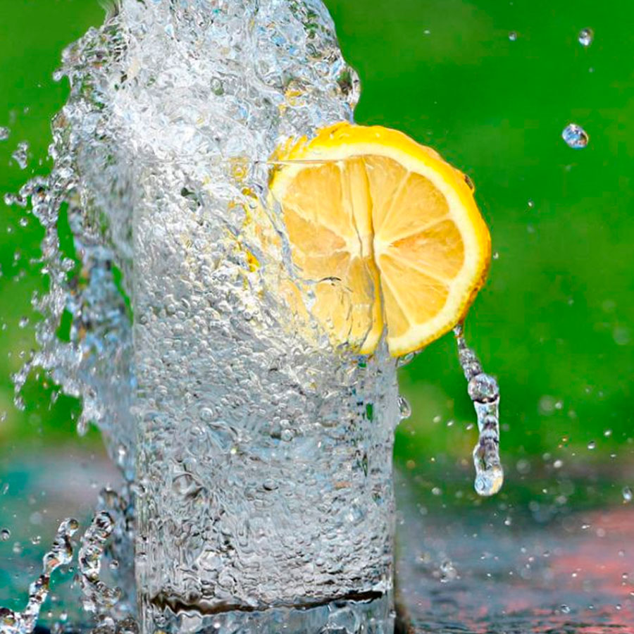 Perché dovresti bere acqua al limone: quattro benefici per la salute