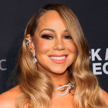 Mariah Carey deslumbra en un vestido ceñido en el 50 aniversario de los AMAs