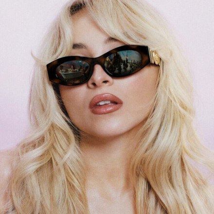 Lunettes de soleil Versace "Biggie" : Un style approuvé par Sabrina Carpenter