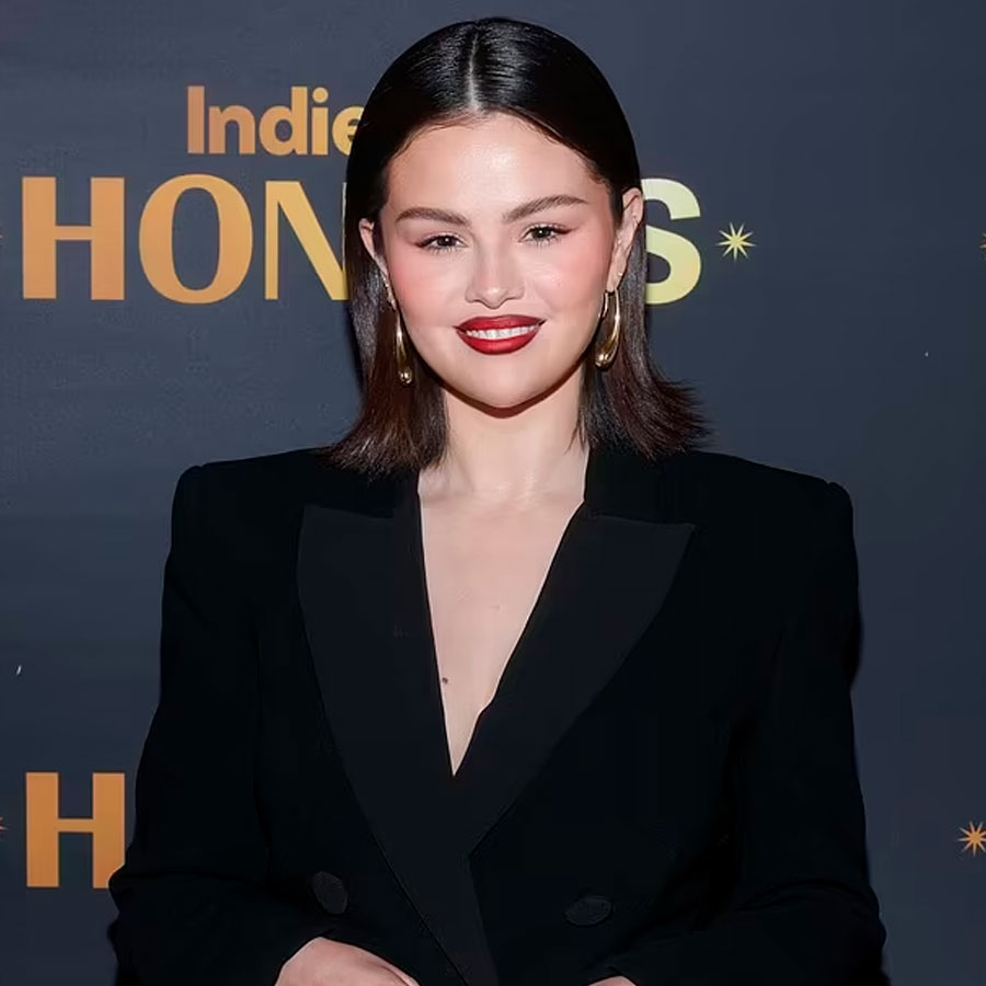 Selena Gomez comparte un apasionado beso con su prometido en Instagram