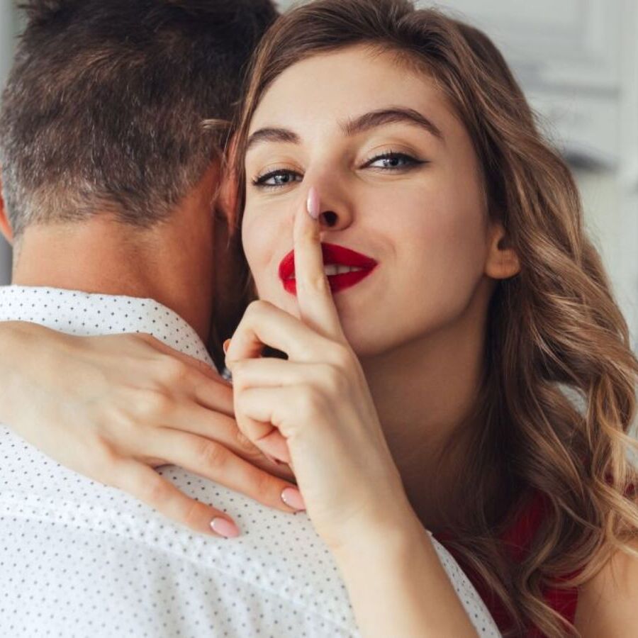 Pourquoi trompent-ils même dans des relations heureuses ? Comprendre les motivations