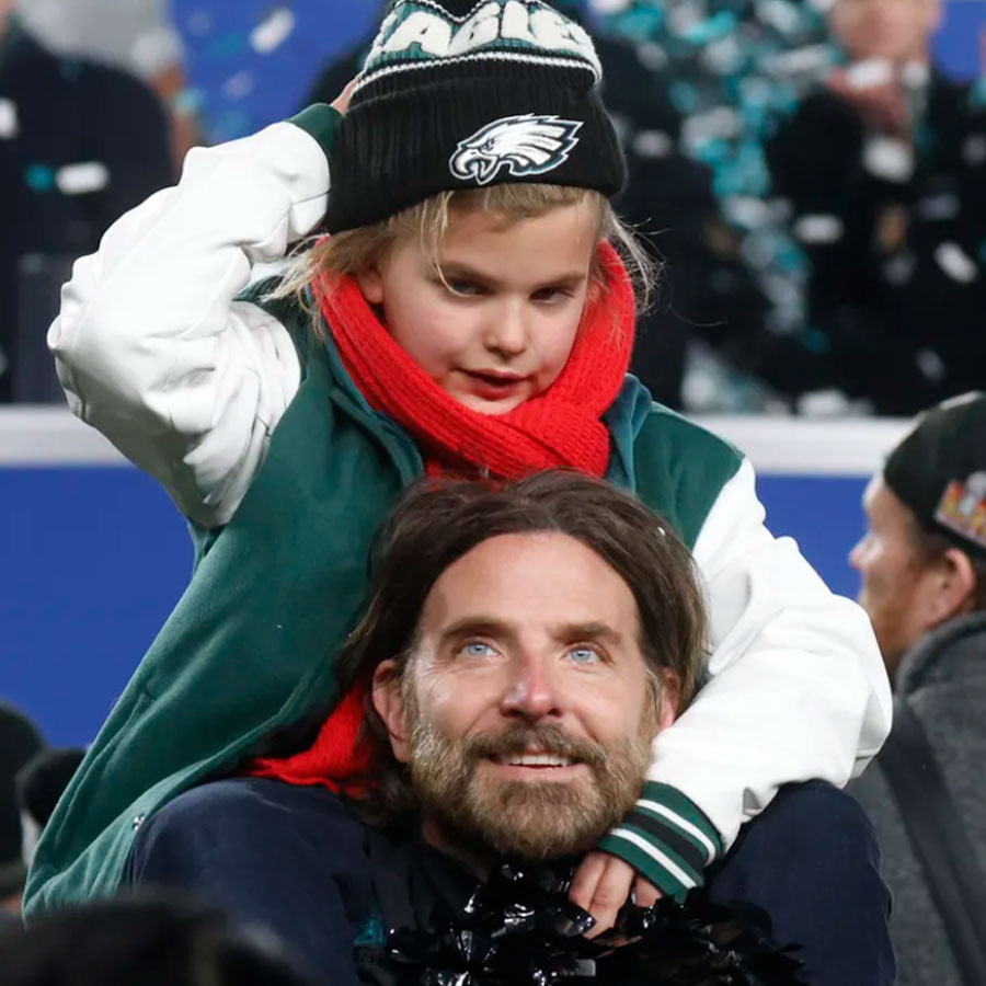 Bradley Cooper celebrates with his daughter Lea the victory of the Philadelphia Eagles