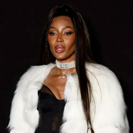 Naomi Campbell, de 54 años, no tiene reparos en llevar un vestido transparente