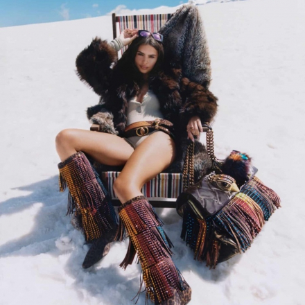 Emily Ratajkowski heizt den Schnee ein: Die neue Herbstkampagne 2025 von Kurt Geiger
