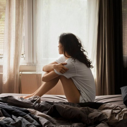 ¿Por qué seguimos espiando a nuestros ex en redes sociales? Una psicoterapeuta lo explica — y qué hacer al respecto