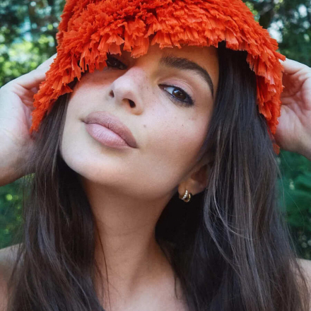 Emily Ratajkowski in Prada per Elle UK: un’icona che ci parla attraverso la moda
