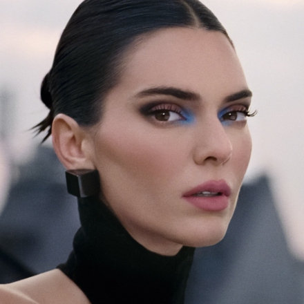 Kendall Jenner prende il volo nella campagna L’Oréal x Mugler: il ritorno del make-up tra dramma e glamour
