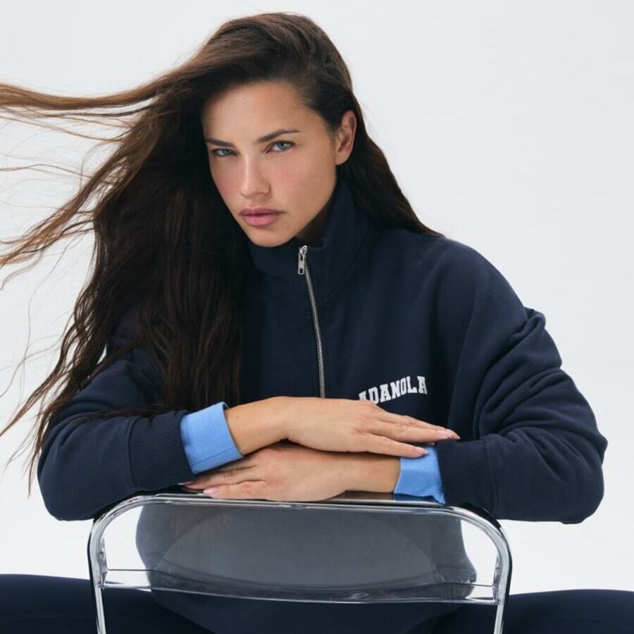 Adriana Lima se convierte en la musa de Adanola: la colección «Ultimate Uniform» para mujeres estilizadas y seguras de sí mismas