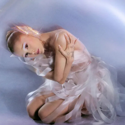 Ariana Grande zaubert: r.e.m. beauty präsentiert Kollektion im Stil des Films „Wicked“