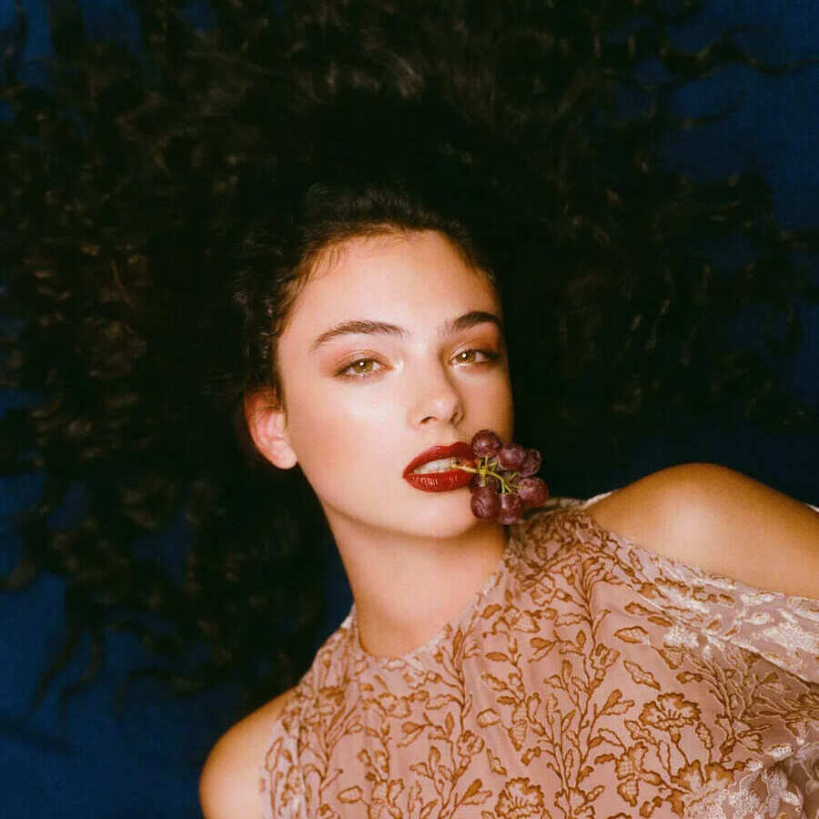 Deva Cassel strahlt auf dem Cover von L’Officiel China: junge Stil-Ikone der neuen Generation