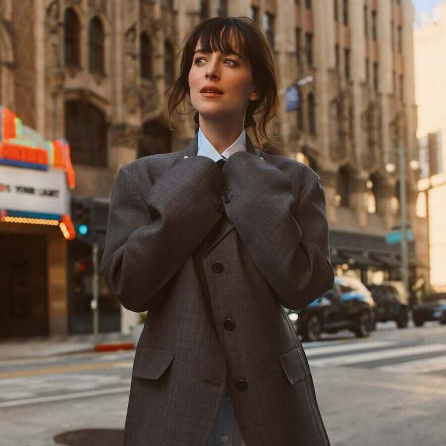 Dakota Johnson: the girl with a bottle of iced coffee, ready to tell a dad joke