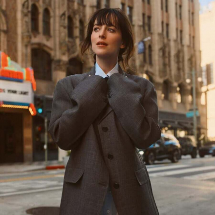 Dakota Johnson: the girl with a bottle of iced coffee, ready to tell a dad joke