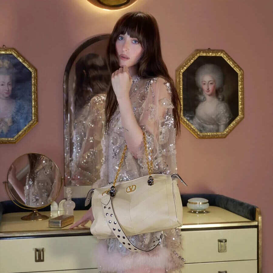 Dakota Johnson nella nuova campagna Valentino: notte, stile e un tocco di magia