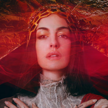 Anne Hathaway im ersten Trailer des psychosexuellen Pop-Thrillers „Mother Mary“