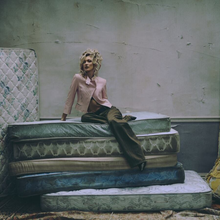 Белла Хадид: современная Мария-Антуанетта для Miss Sixty