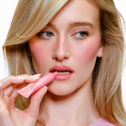 Rhode présente le premier blush rouge et les gloss scintillants avec Sarah Pidgeon