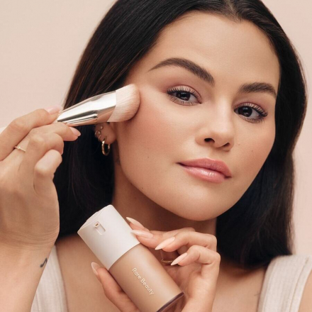 Il nuovo fondotinta di Rare Beauty: opaco, delicato e creato per quella speciale sicurezza davanti allo specchio