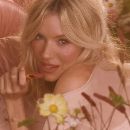 Sienna Miller — la nouvelle muse de Charlotte Tilbury pour Pillow Talk