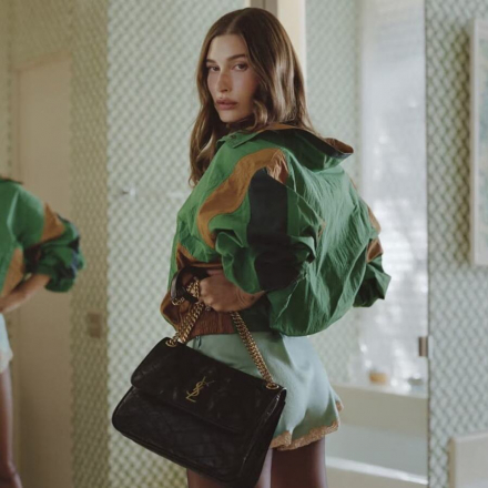 La tentazione all’arancia: come Hailey Bieber trasforma l’estate in un film