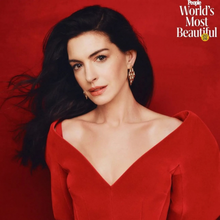 Энн Хэтэуэй признали самой красивой знаменитостью мира: журнал People