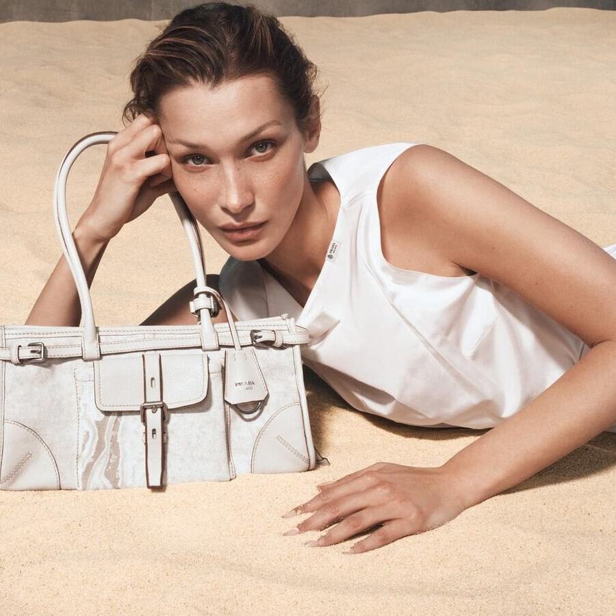 Prada перетворює Беллу Хадід на героїню міського міфу
