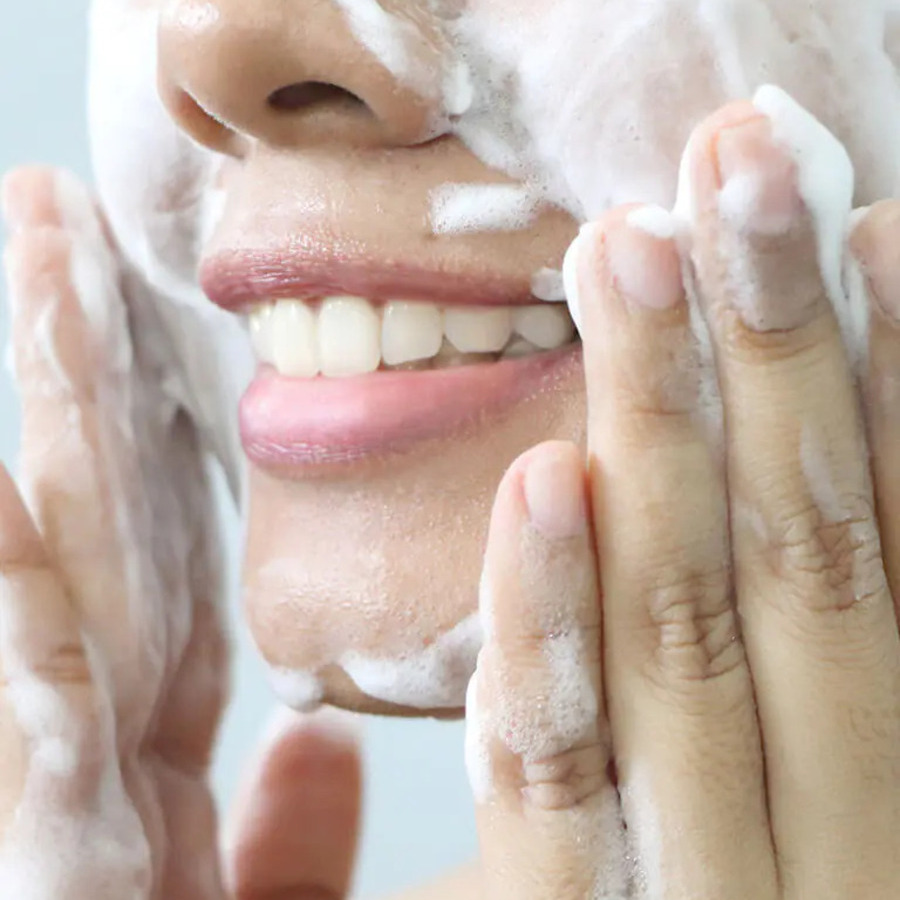 Hormones of Beauty: Why Oxytocin and Melatonin Have Become the New Stars of Modern Skincare