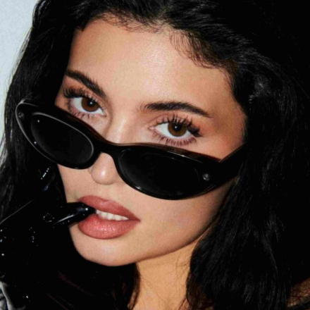 „Rise and Shine“: Kylie Jenner macht aus einfachen Brillen das stylischste Gadget des Sommers