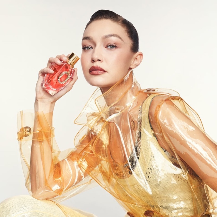 Gigi Hadid und die neue Formel des Luxus: wenn Parfum zum Schmuck wird