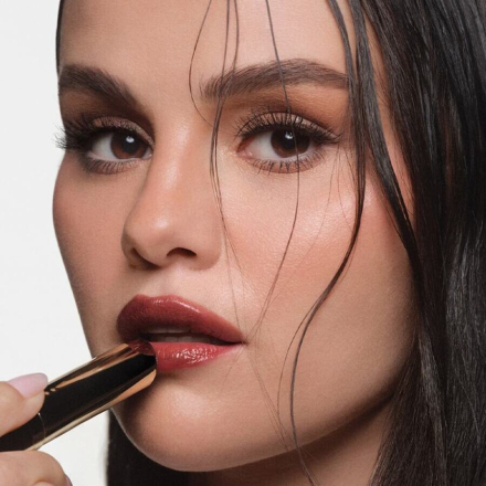 Selena Gomez präsentiert ihre neue Beauty-Waffe: Rare Beauty kreiert den Lippenstift der Zukunft