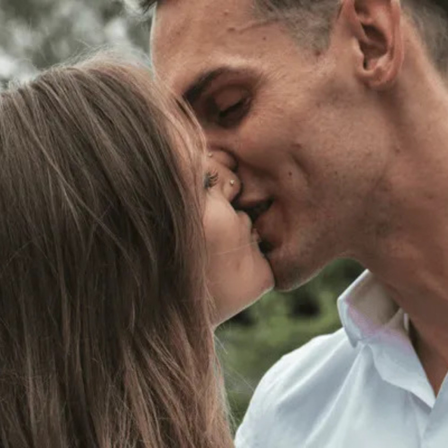 The First Kiss: Why You Remember It for a Lifetime and How to Know When the Moment Is Right