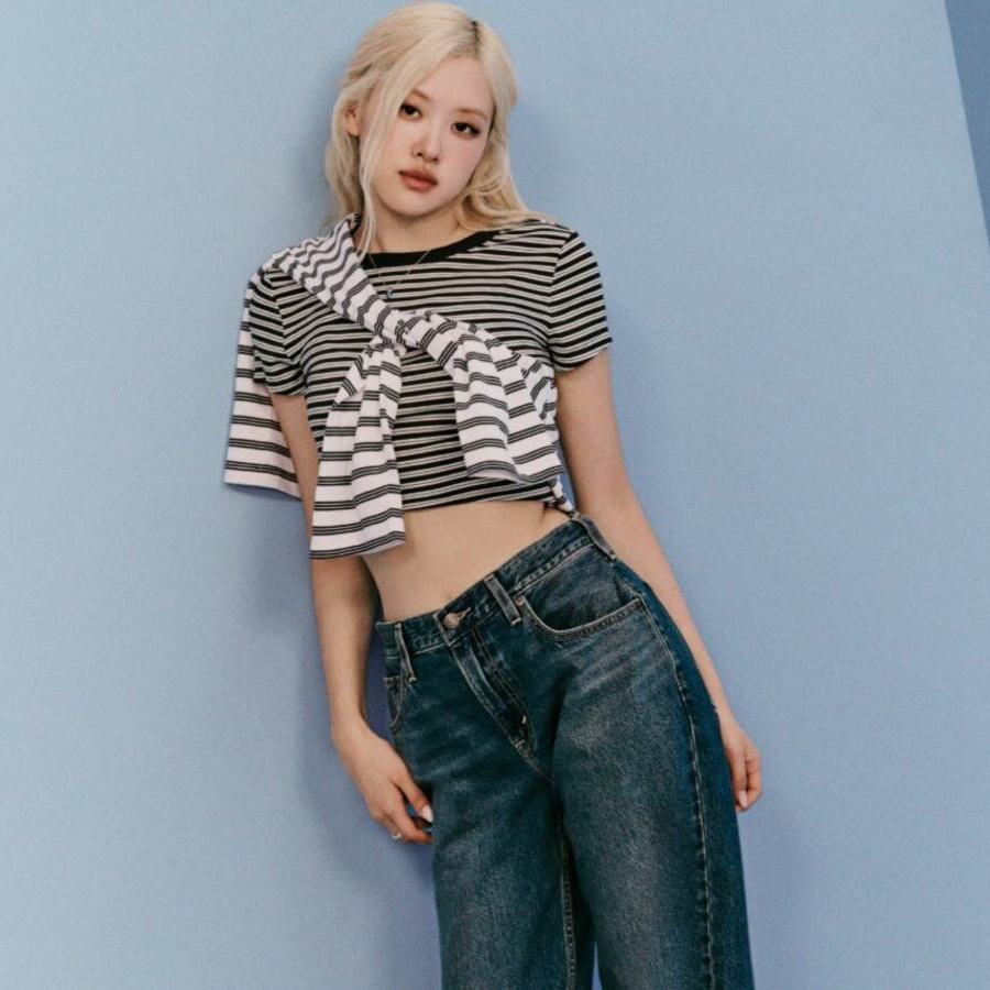 "Keep It Loose": Warum der neue Levi's-Trend Frauen dazu auffordert, Perfektion zu vergessen und einfach sie selbst zu sein