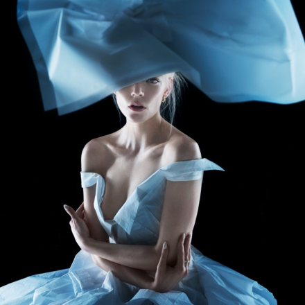 Anya Taylor-Joy prouve que le papier peut être plus luxueux que la soie : le shooting mode le plus féerique de l’automne 2026