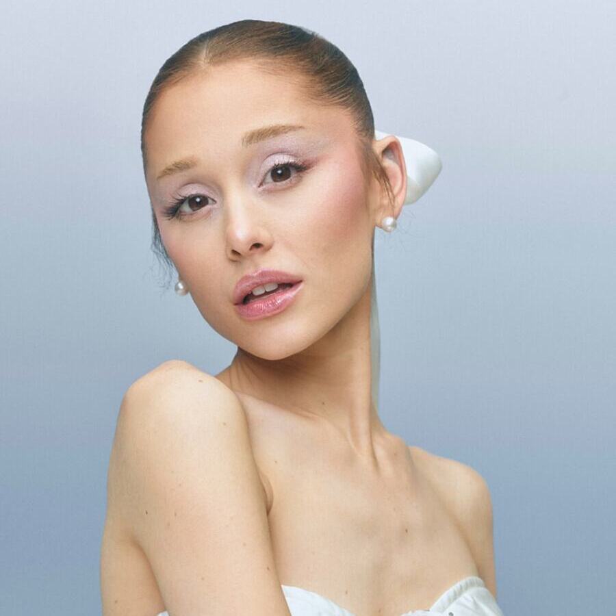 La magia del ballet en los párpados: Ariana Grande lanza la colección de maquillaje festivo que todas estaban esperando