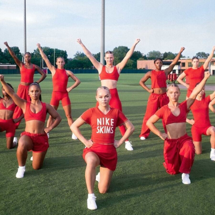 NikeSKIMS va más allá del gimnasio: la marca presenta su primera colección de prendas de abrigo con un llamativo toque de rojo
